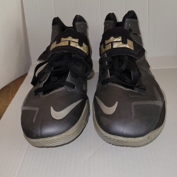 Nike LeBron James Trainers - Picture 3 of 14